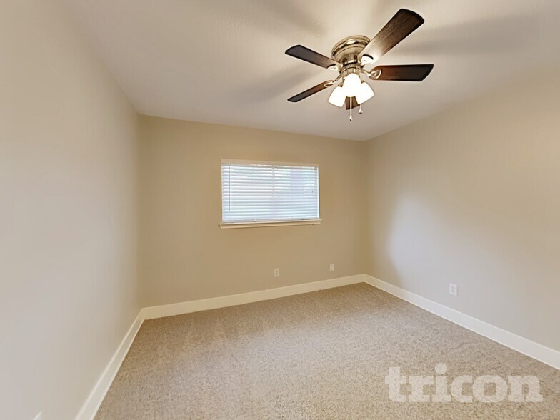 Building Photo - 21880 Silver Oak Ct