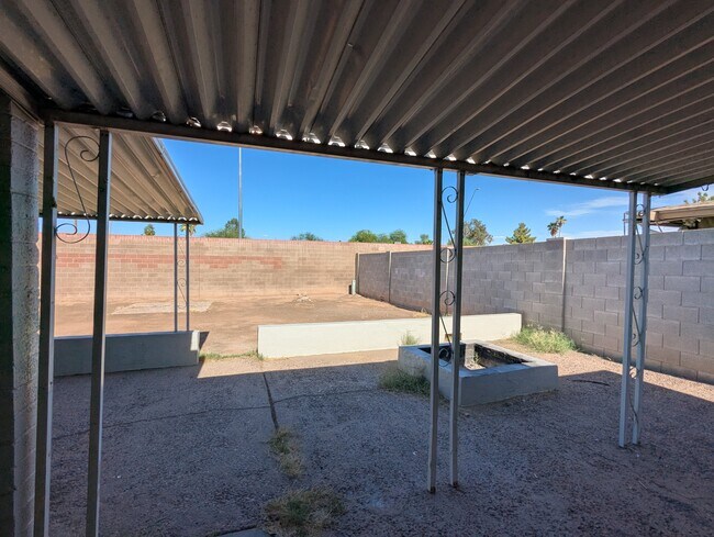 Building Photo - 563 N Santa Anna