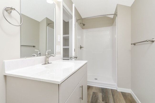 Building Photo - 3bd 3ba 2 car gar END UNIT avail now