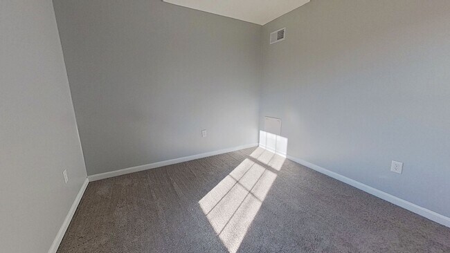 Building Photo - Comfortable & Easy Townhouse Living