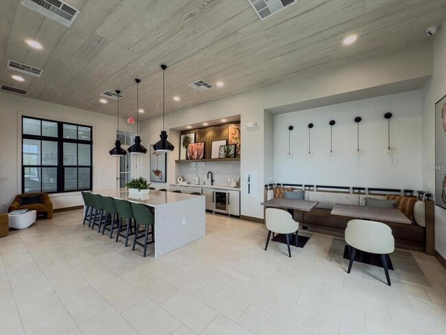 Building Photo - 1895 Pinecliff Dr