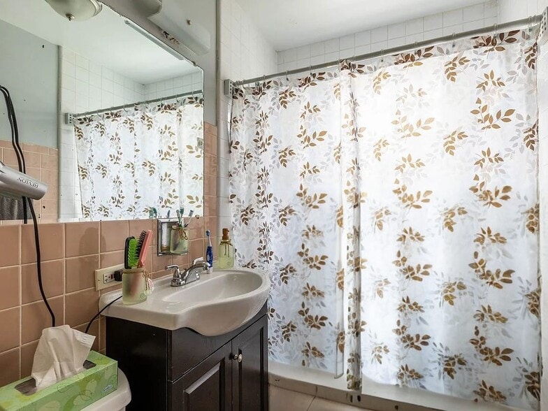 Building Photo - 9056 Lamon Ave