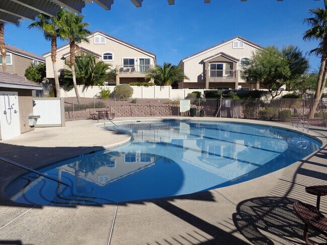 Building Photo - Gorgeous Townhome in Gated Community!