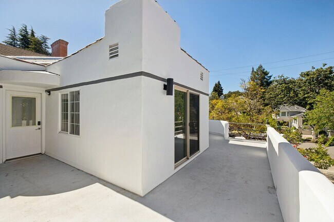 Building Photo - Stunning Luxury 2BR with Wraparound Deck in Downtown Palo Alto