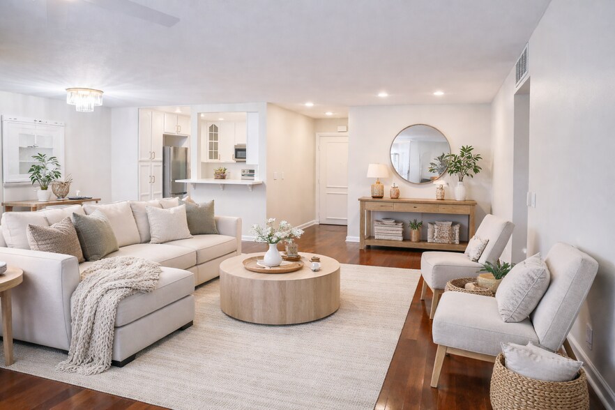 Building Photo - 10425 Caminito Cuervo