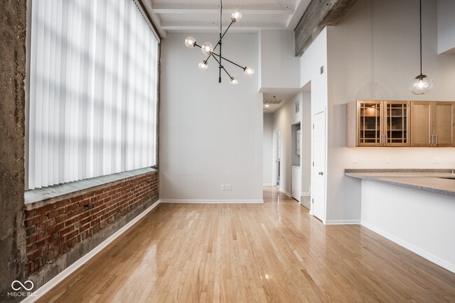 Building Photo - 611 N Park Ave