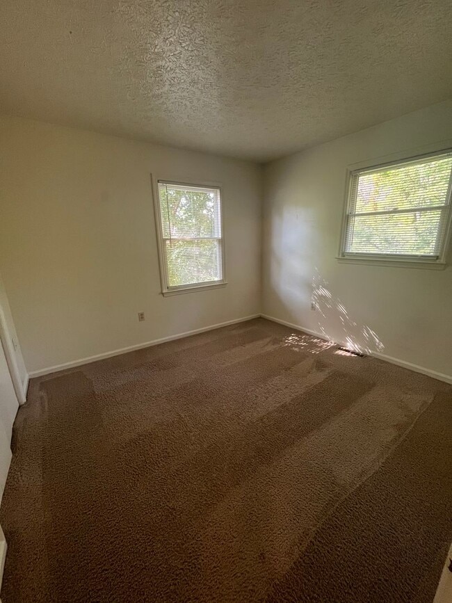 Building Photo - 4 Bedroom 2 Bath Single Family Home