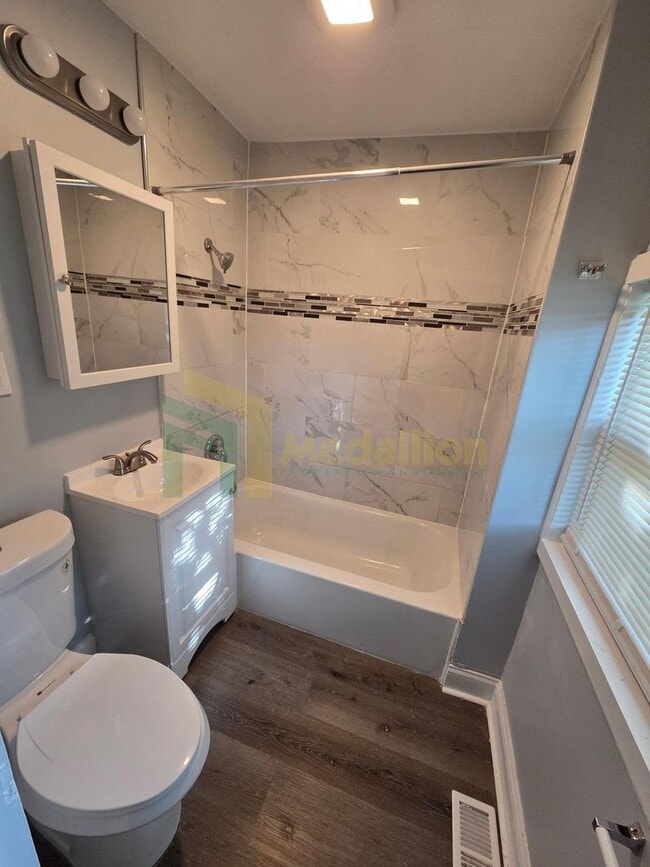 Building Photo - Beautifully Renovated 3 Bedroom / 1 Bathro...