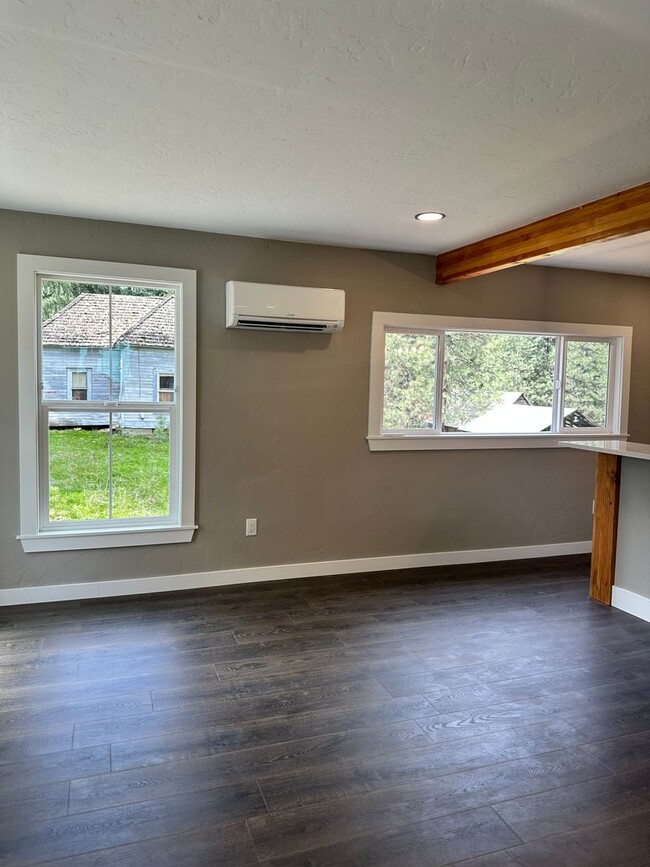 Building Photo - Gorgeous PET FRIENDLY fully remodeled house