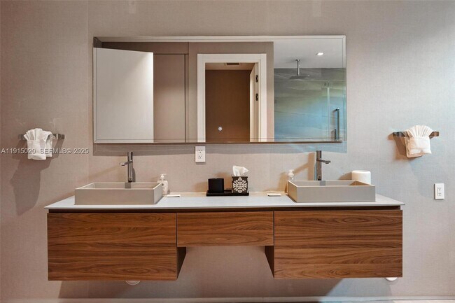 Building Photo - 77 SW 18th Terrace