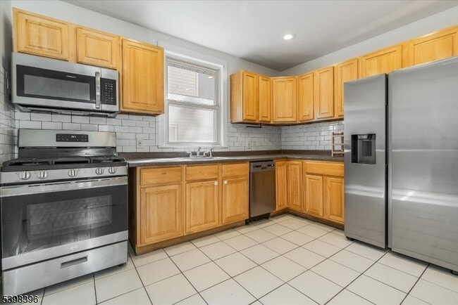 Building Photo - 46 James St