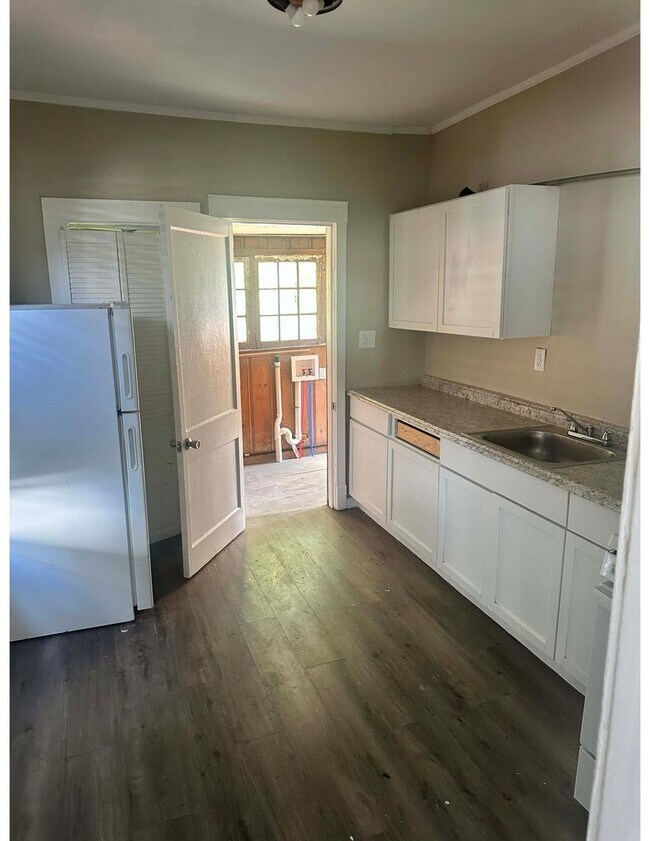 Building Photo - Large three bed home for rent