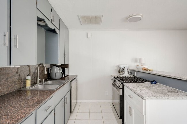 Building Photo - 5000 Lynndale Dr