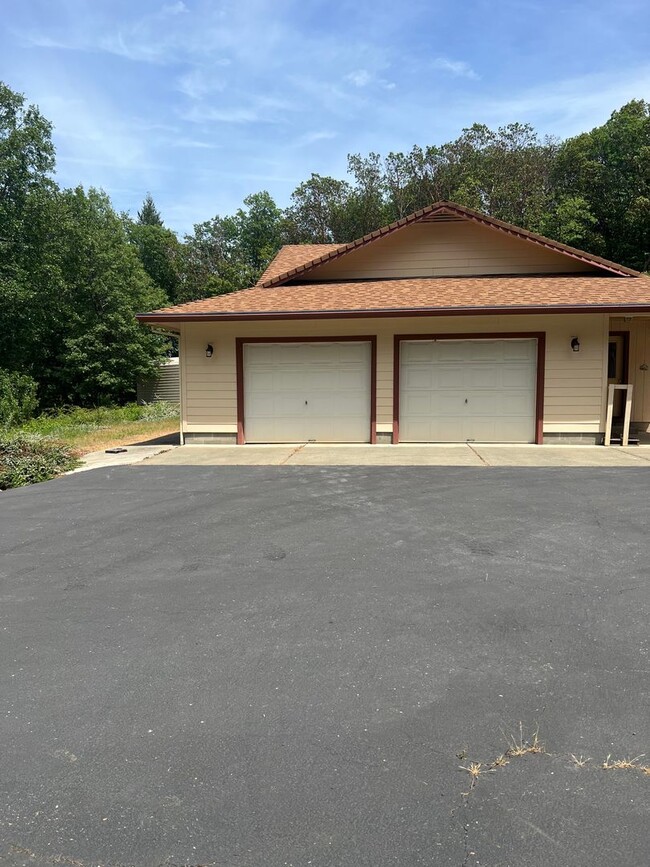 Building Photo - BEAUTIFUL COUNTRY HOME WITH LARGE GARAGE