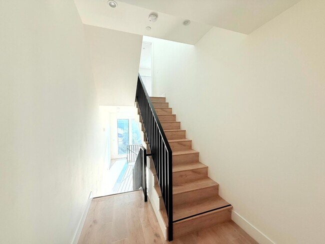 Building Photo - Beautiful Modern Luxury 4 Story Townhome - 4 bed - 3.5 bath with Rooftop Deck in Silver Lake