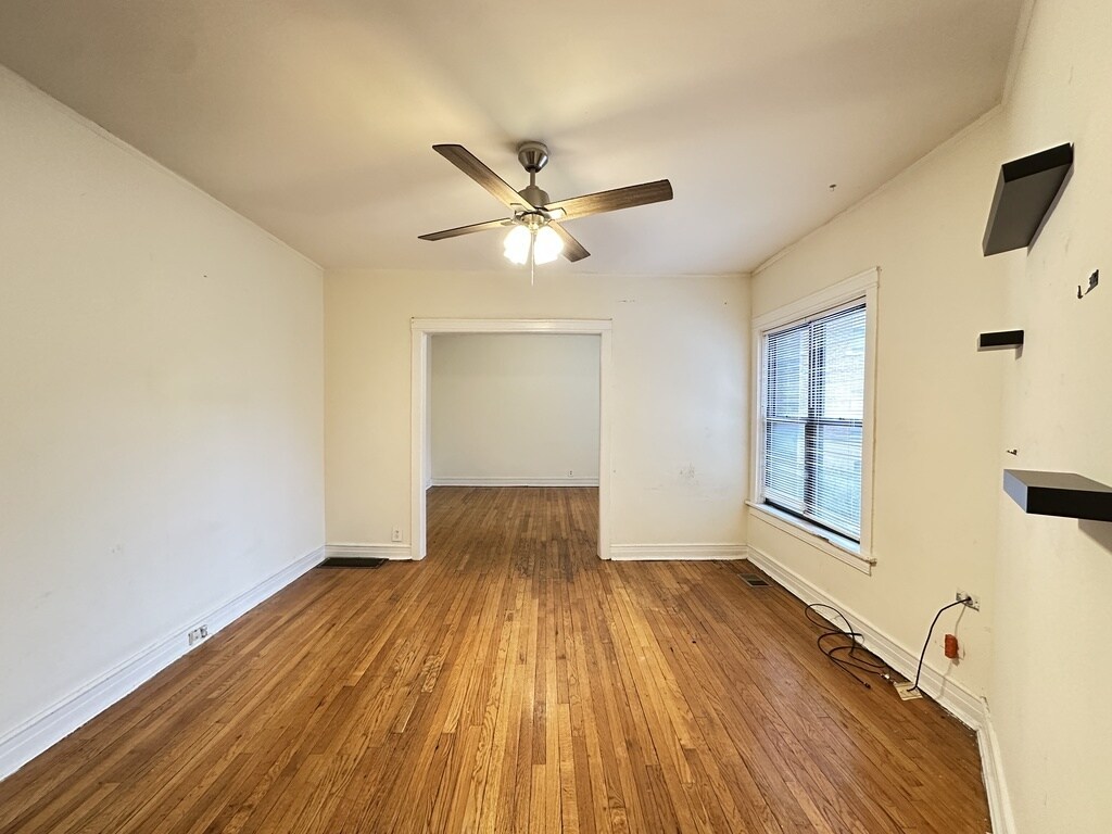 Building Photo - 824 W Waveland Ave