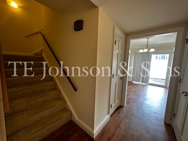 Building Photo - Charming 2-Bedroom Townhome with Ensuite B...