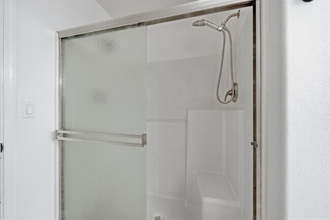 Building Photo - Very clean move in ready dog friendly