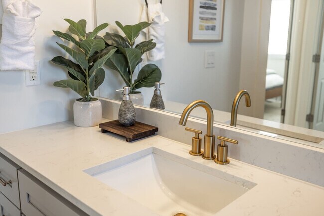 Building Photo - 1157 E Sego Lily Dr