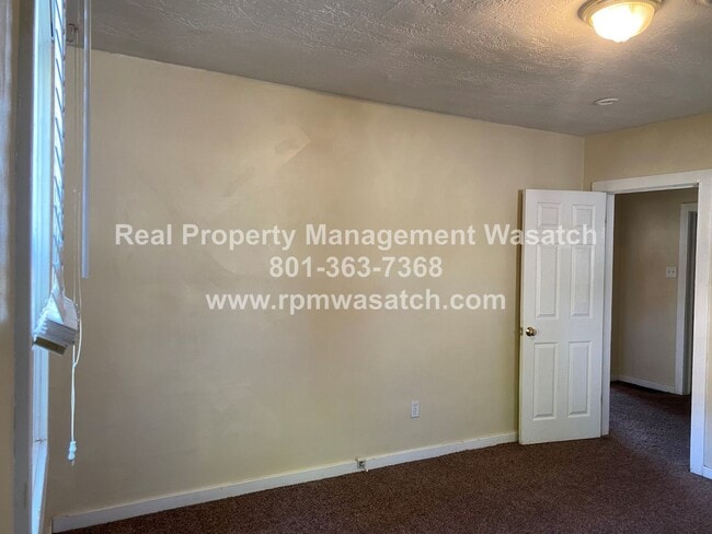 Building Photo - Come See This 4 Bedroom 1.5 bathroom single family home!!