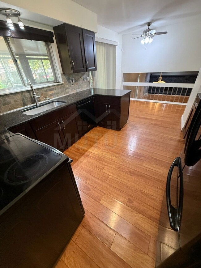 Building Photo - 7072 Lee Crest Dr