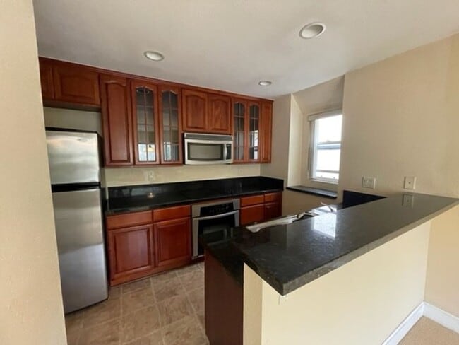 Building Photo - 2 bedroom, 2 bath top floor condo in La Jolla