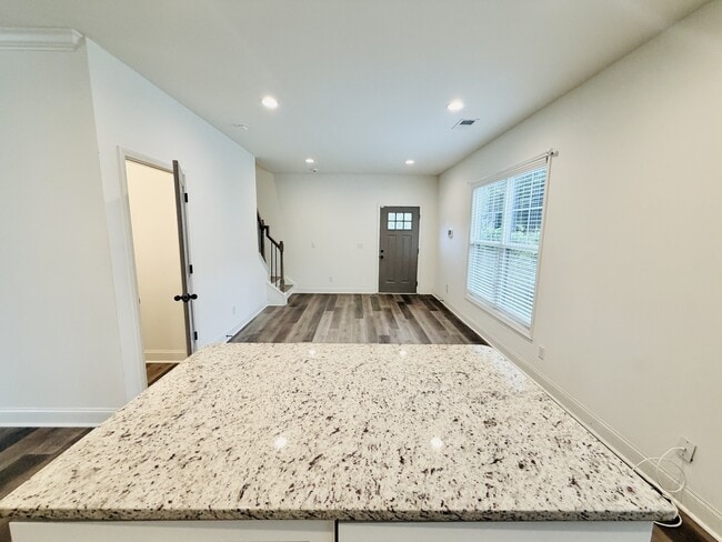 Building Photo - 2035 Rosewood Dr