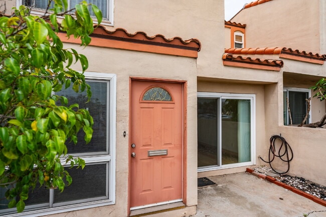 Building Photo - Resort-style amenities in a highly desirab...