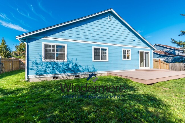 Building Photo - One-level home 3 bedroom home with fenced ...