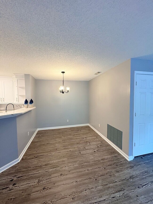 Building Photo - Welcome To The Estates At Westbury