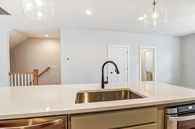 Building Photo - NEW TOWNHOME W/ ROOFTOP TERRACE @ 5West Te...