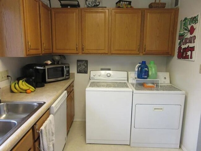 Building Photo - $1,150 | 2 Bedroom, 1 Bathroom Duplex | Pe...