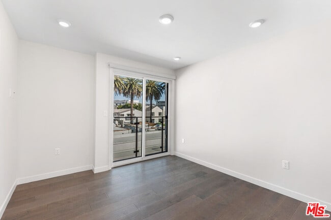 Building Photo - 849 N Alta Vista Blvd