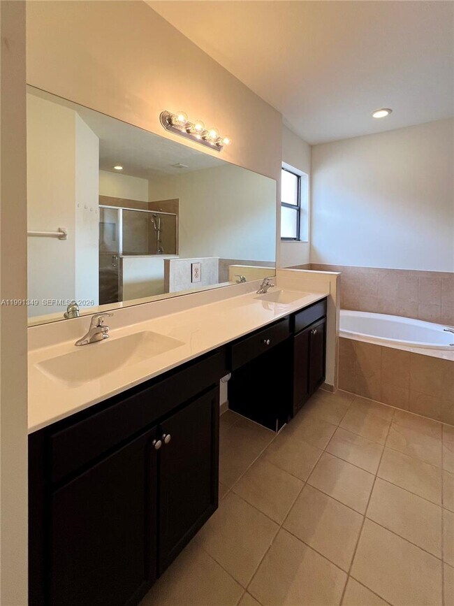 Building Photo - 422 SE 34th Terrace