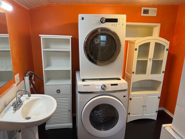 Building Photo - Adorable 1 BD + Loft and Office Bungalow in SE Richmond Neighborhood. ** Central Heat & AC! **