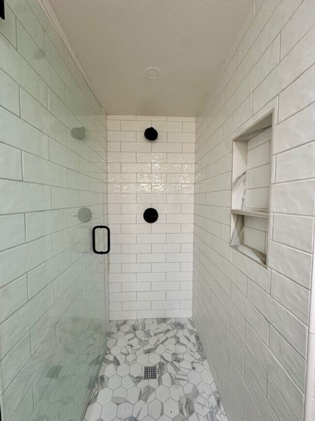 Building Photo - Riverfront Gated 2 Bedroom Luxury Condo!!