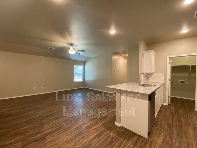 Building Photo - 5220 Oakwood Villa Ct