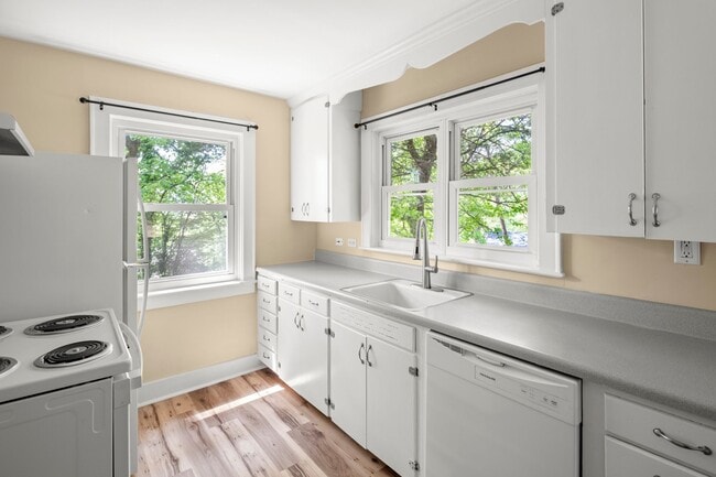 Building Photo - Royal Pines Cottage