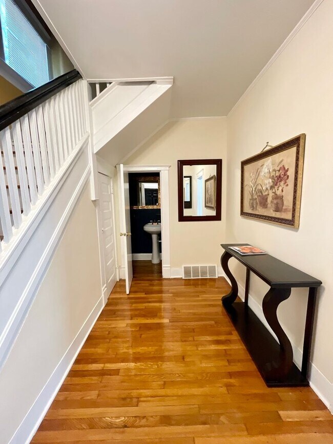 Building Photo - FIVE POINTS