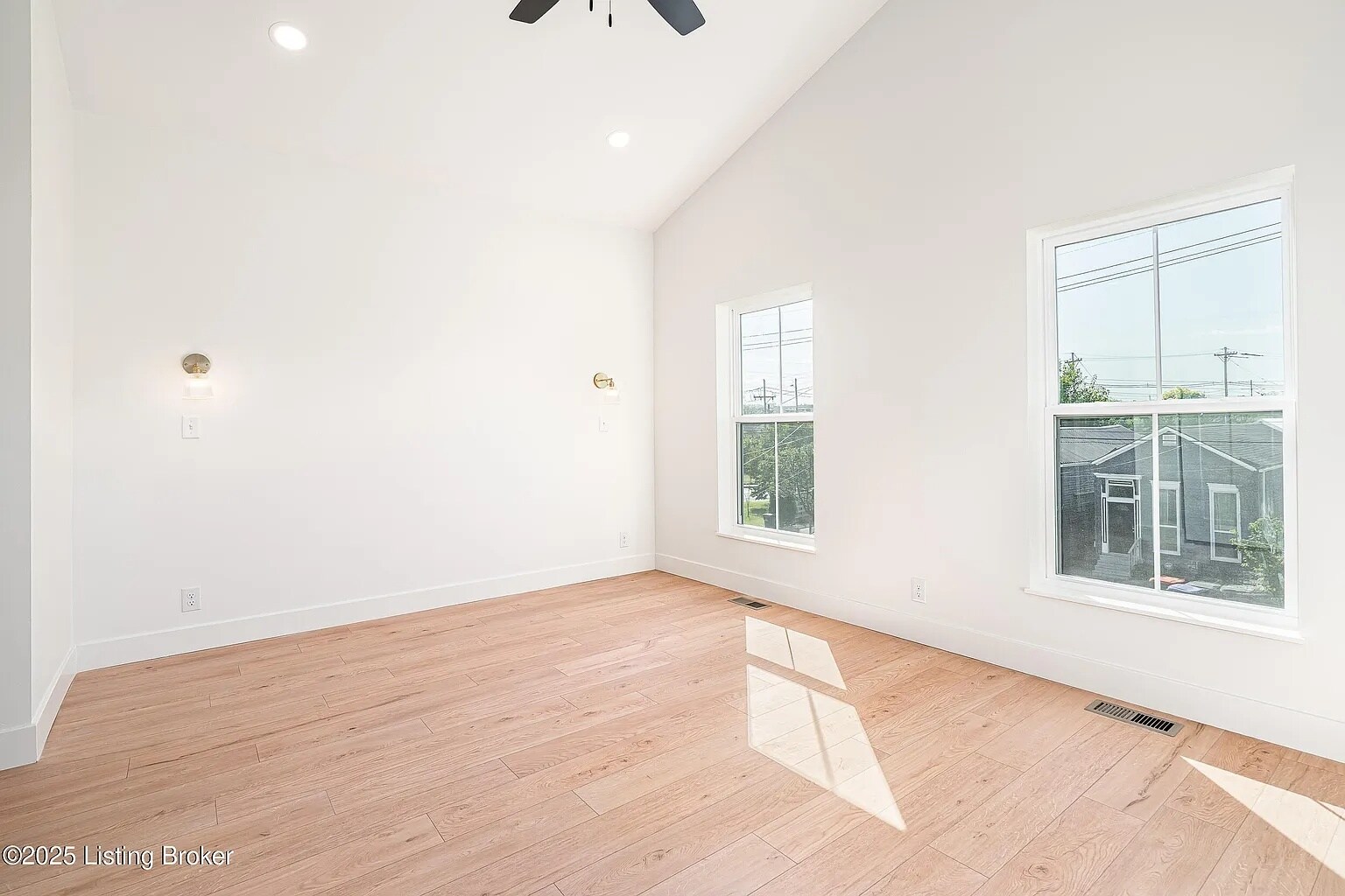 Building Photo - 935 E Madison St