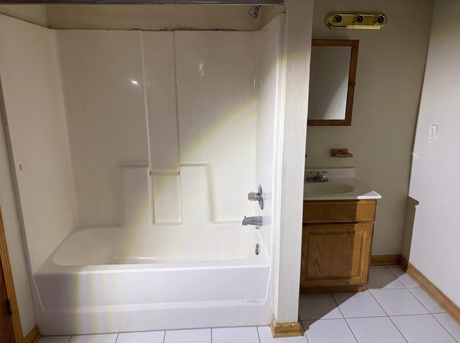 Building Photo - Renovated 4-Bedroom Home with Large Yard – Available for Lease at $1,660/Month