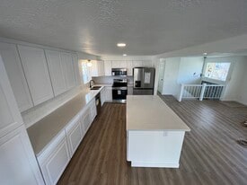 Building Photo - 1108 E 500 N
