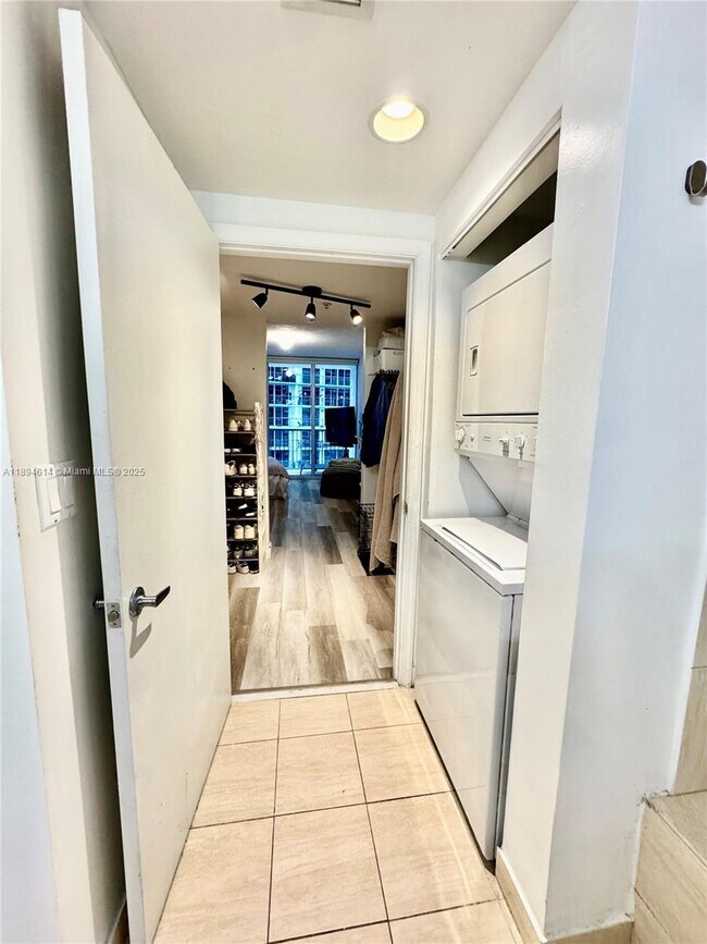 Building Photo - 1750 N Bayshore Dr