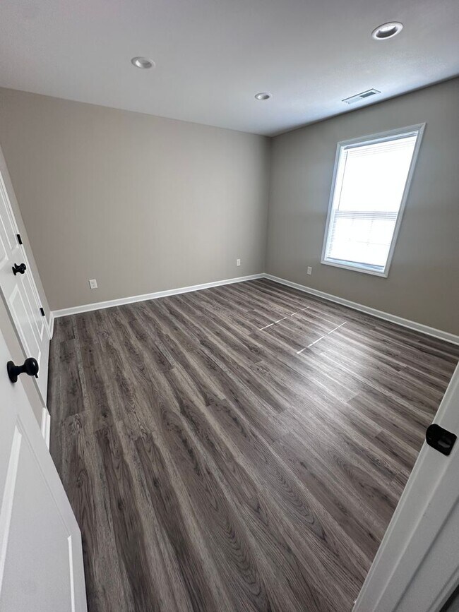 Building Photo - 400 Sanderson Dr
