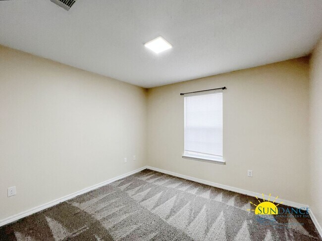 Building Photo - Custom upgrades in this beautiful Crestview home!