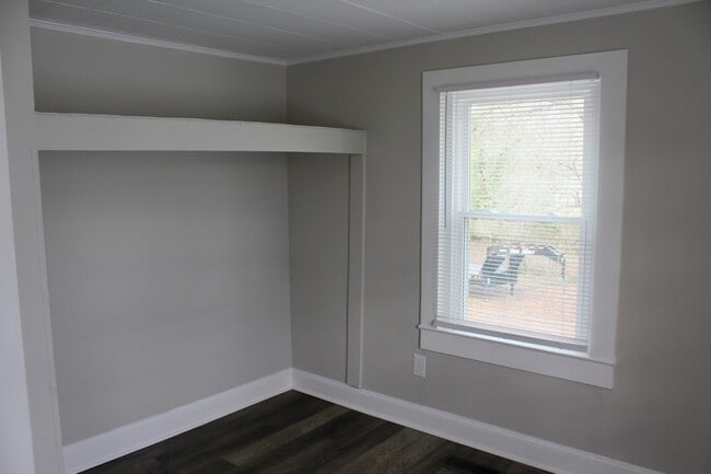 Building Photo - 1204 W Mauney Ave