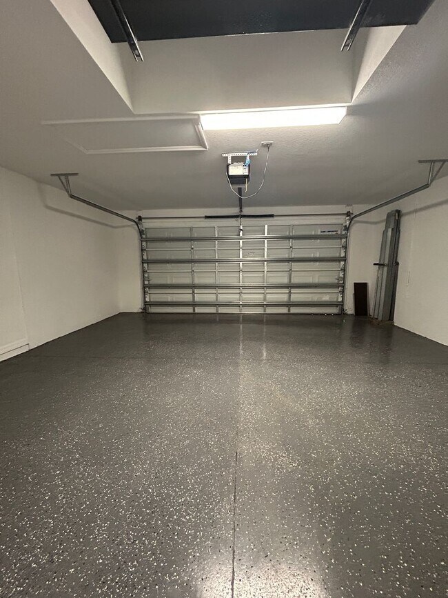 Building Photo - 4 Bedrooms 2 Baths Single-Family Fenced Ho...