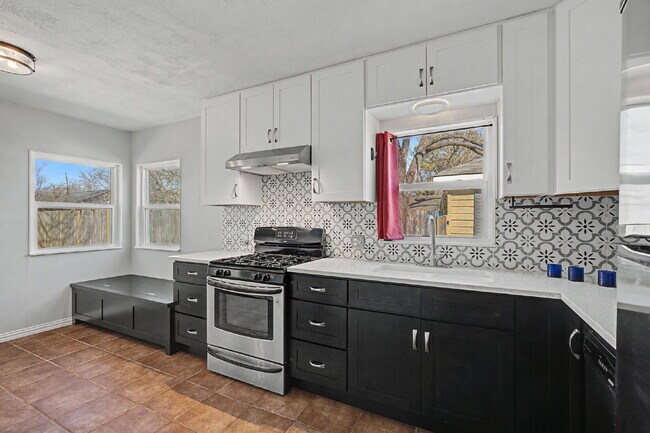 Building Photo - "Charming 1951 3-bedroom, 2-bath Classic with Modern Kitchen Updates & Spacious Backyard!"