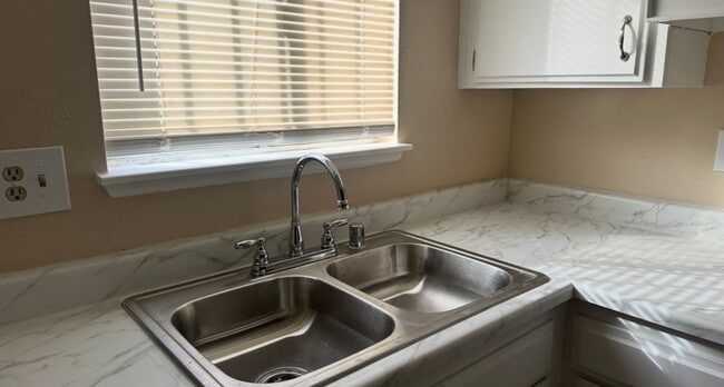 Building Photo - 2 BEDROOMS 1.5 BATHROOM TOWNHOUSE AVAILABLE FOR RENT JONES AND VEGAS DR !!!