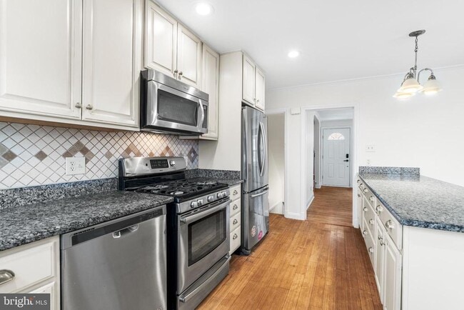 Building Photo - 121 Hopkins Rd